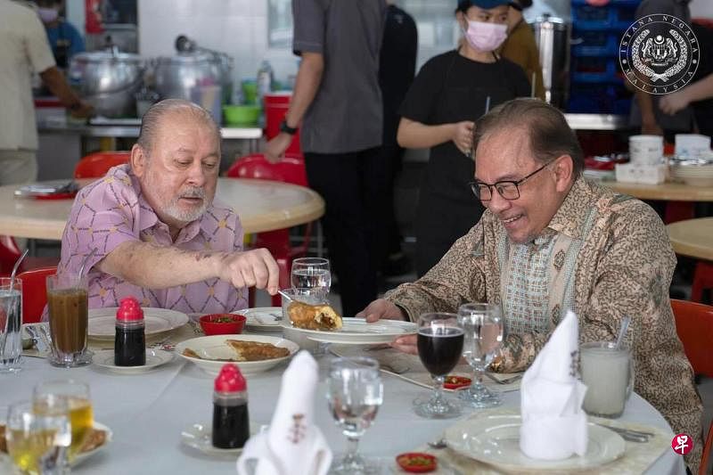 马国元首亲自开车带首相安华享用“亚参鱼”马来西亚首相安华到新山觐见国家元首苏丹依布拉欣，国家元首也亲自开车带安华享用“亚参鱼”