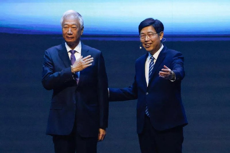 郭台铭满头白发出席鸿海活动台湾鸿海创办人郭台铭星期五（11月21日）出席公司年度活动，满头白发的他与鸿海董事长刘扬伟同台亮相