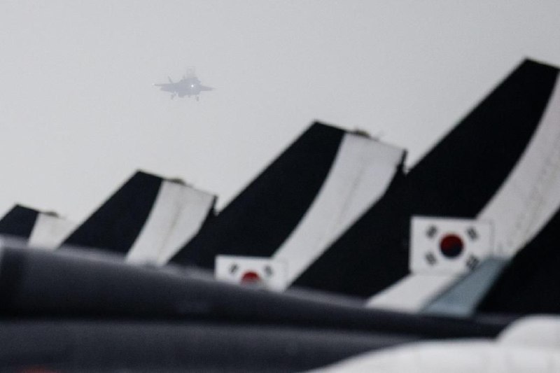 两台湾人涉在驻韩美军基地拍战机被抓韩国警方日前抓获两名擅自拍摄驻韩美军乌山空军基地战斗机的台湾人，以涉嫌违反《军事基地及军事设施保护法》提请检方审查批捕