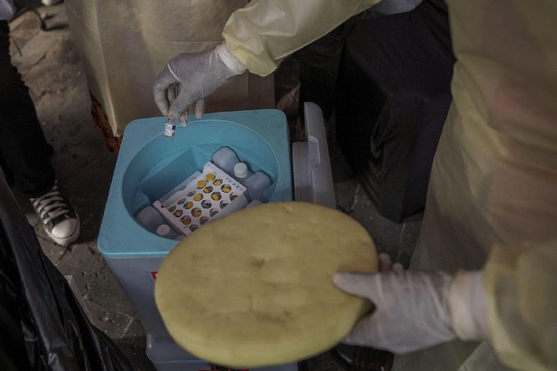 英国发现一起感染源不明猴痘1b型病例英国卫生安全局（UKHSA）指出，当局确诊一起猴痘1b型变种感染病例