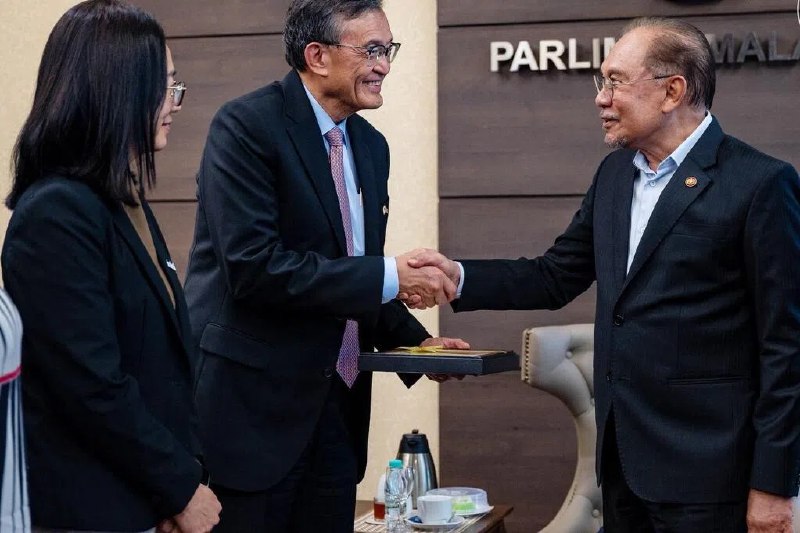 英特尔加码8.6亿令吉投资马国马来西亚首相安华说，他与美国科技巨头英特尔总裁陈立武会面后，英特尔同意追加投资8亿6000万令吉（约2亿7000万新元）投资，在马国打造成英特尔的组装和测试运营中心