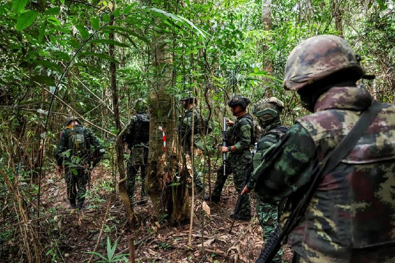 泰军方宣布对存在争议的泰柬边境地区发动空袭路透社报道，泰国陆军发言人温泰星期一（12月8日）说，泰国对与柬埔寨存在争议的边境地区发动空袭