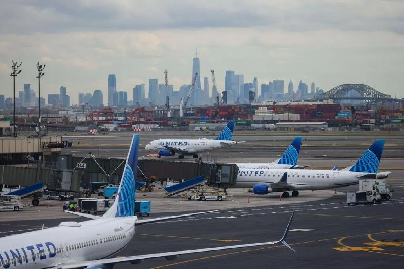 政府停摆期间 美国40机场削减10%航班量美国交通部长达菲星期三证实，除非达成结束联邦政府停摆的协议，否则他将下令从周五开始，美国40个主要机场的定期航班减少10%