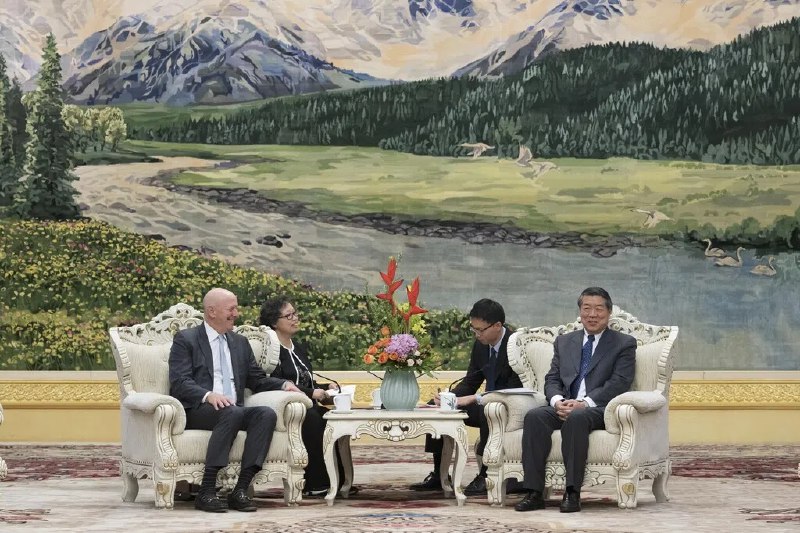 何立峰：中美认真落实元首共识有利企业稳定预期中国副总理何立峰星期二（11月4日）在北京会见美国高盛集团董事长兼首席执行官苏德巍，呼吁中美共同认真落实好两国元首达成的系列重要共识，因这有利于两国企业稳定预期