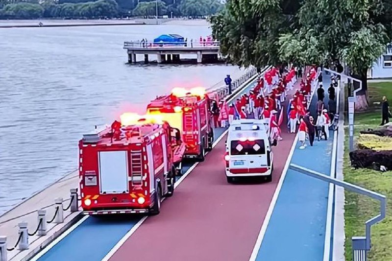 下午察：老年“暴走团”与城市如何共处？中国辽宁省朝阳市大凌河景区的一条道路上，一支由上百名中老年人组成的“行军拉练队”浩浩荡荡地集体行进