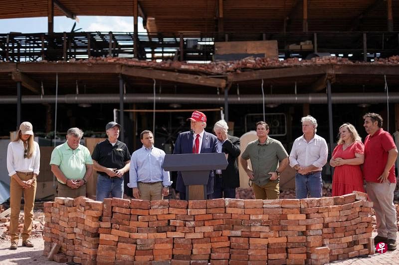 哈里斯出席风灾简报会 特朗普走访战场州灾区飓风“海伦妮”肆虐美国东南部，也打乱了两位总统候选人的竞选活动