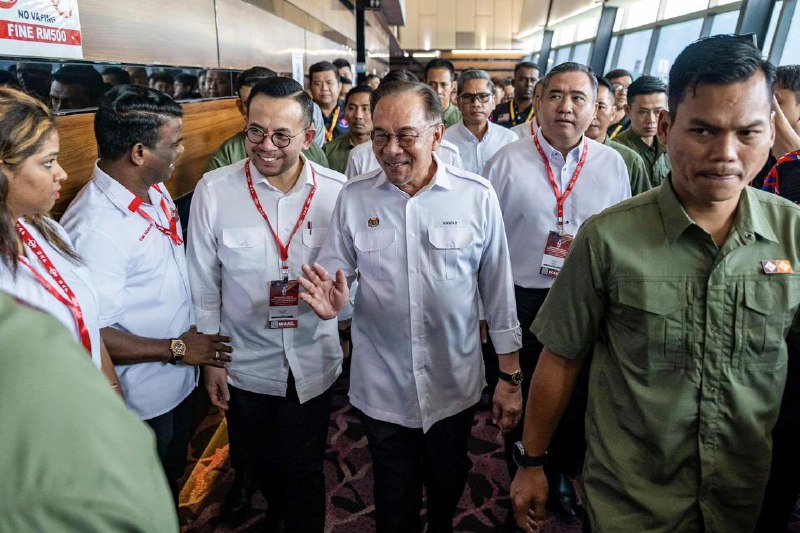 无法任相超过10年 安华：“两年都累了”马来西亚首相安华同意兑现联合执政党希望联盟的竞选宣言，推动修改联邦宪法限制首相任期不得超过两届或10年