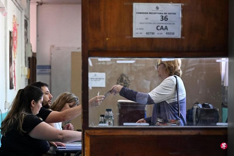 乌拉圭举行总统选举第二轮投票南美洲国家乌拉圭星期天举行总统选举第二轮投票，反对党广泛阵线候选人亚曼杜·奥尔西与执政党民族党（白党）候选人阿尔瓦罗·德尔加多将展开最终对决