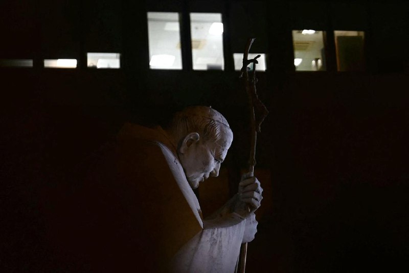 梵蒂冈：教宗方济各两次急性呼吸衰竭 已接受支气管镜检查梵蒂冈发声明称，罗马天主教教宗方济各日前再次出现两次急性呼吸问题，并接受了两次支气管镜检查，教宗神志清醒，正在积极接受治疗