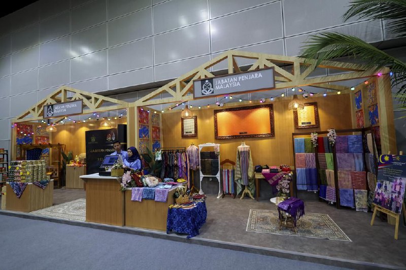 马国囚犯手工织品 在亚细安峰会现场展出马来西亚文冬与关丹柏诺监狱的囚犯以手工织成的“彭亨皇家手织布”，在举行第46届亚细安峰会的吉隆坡会展中心展出