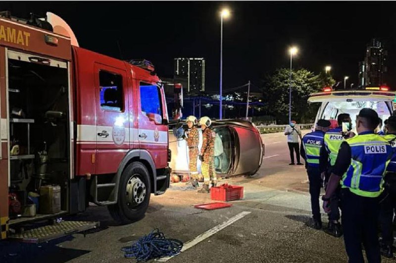 三人夜闯马国警方路障失控翻覆 车内起获爆炸装置与毒品马来西亚警方深夜设下路障临检，竟遭遇轿车强行闯路障，双方上演警匪追逐战，嫌犯驾驶的车辆失控撞上护栏并翻覆，警方在车中起获多种毒品与一枚疑似简易爆炸装置