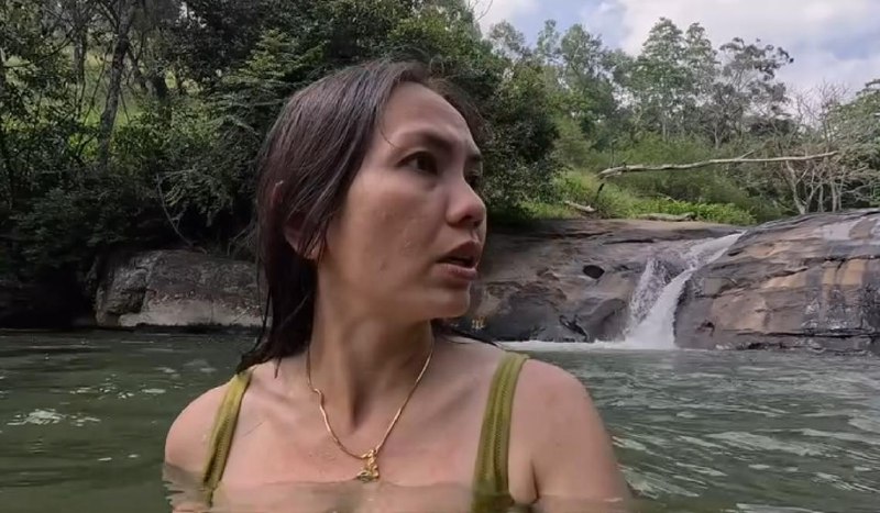 游斯里兰卡瀑布遇青年溺水 马国女子出手相救获赞一名马来西亚女子与家人到斯里兰卡旅游，在一处瀑布游玩时，突然发现一名当地青年溺水，便立刻施以援手，最终溺水青年成功获救，她的英勇行为获网民赞赏