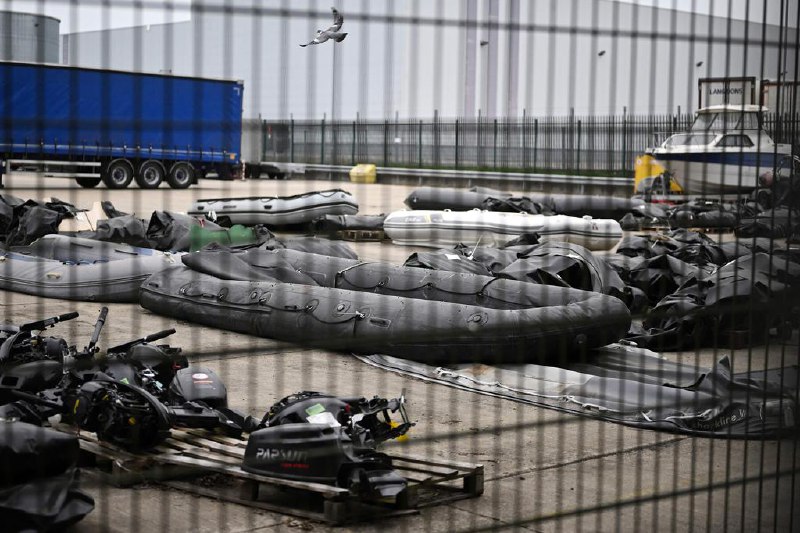 在线打广告助非法移民入境 英国修法严惩英国政府计划收紧法律，严惩利用社交媒体向非法移民打广告提供非法入境英国服务的人口走私团伙，罪成可面临五年监禁