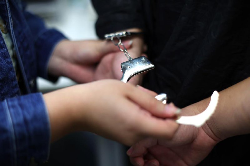 将女儿藏行李箱搭长途巴士 新西兰妇女被捕新西兰一名女子因为将一名两岁女童藏在行李中乘坐长途巴士，于星期天（8月3日）被警方逮捕