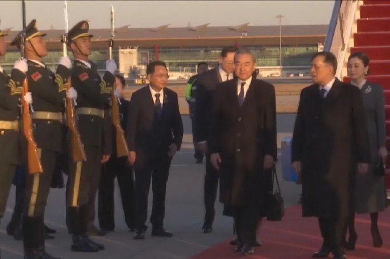50年来首次访华 泰王抵京王毅接机泰国国王哇集拉隆功和王后素提达星期四（11月13日）抵达北京，开始对中国进行五天国事访问，首相阿努廷也随行