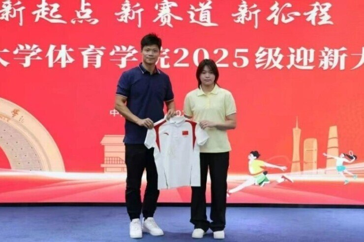 全红婵暨南大学报到 与苏炳添合影巴黎奥运会跳水冠军全红婵星期六（9月13日）在暨南大学报到，正式成为大一新生，并与院长、亚洲“百米飞人”苏炳添合影