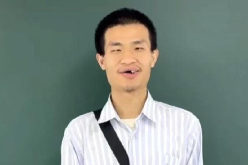 下午察：北大“韦神”一夜涨粉千万被称为“韦神”的北京大学数学教师韦东奕，凭借一条4秒钟视频在短短几天里涨粉逾2300万，在中国高考前后成为社媒上炙手可热的话题人物