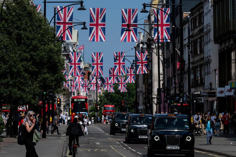 花旗高管：部分富人将目光从美国转向英国尽管英国近期提高对富人税率，但鉴于美国总统特朗普对外国人的不利政策，部分富裕人士正逐渐对美国失去兴趣，转而将目光投向英国