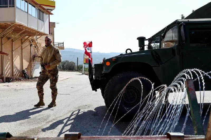 以军夜间袭击黎巴嫩市政局 击毙市政人员以色列军队在夜间袭击黎巴嫩南部一座城镇，并击毙一名正在市政局内睡觉的市政工作人员