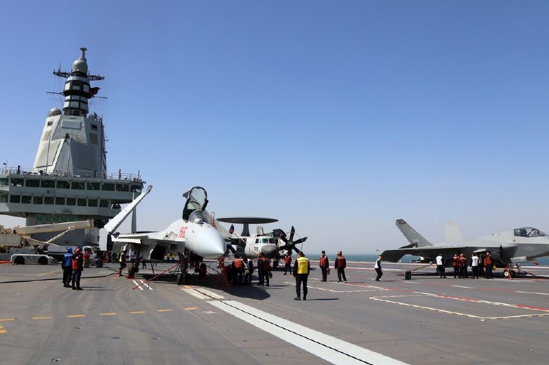 福建舰三型舰载机首次完成起降训练中国海军星期一（9月22日）宣布，歼-15T、歼-35和空警-600三型舰载机，已于此前成功完成在福建舰上的首次弹射起飞和着舰训练