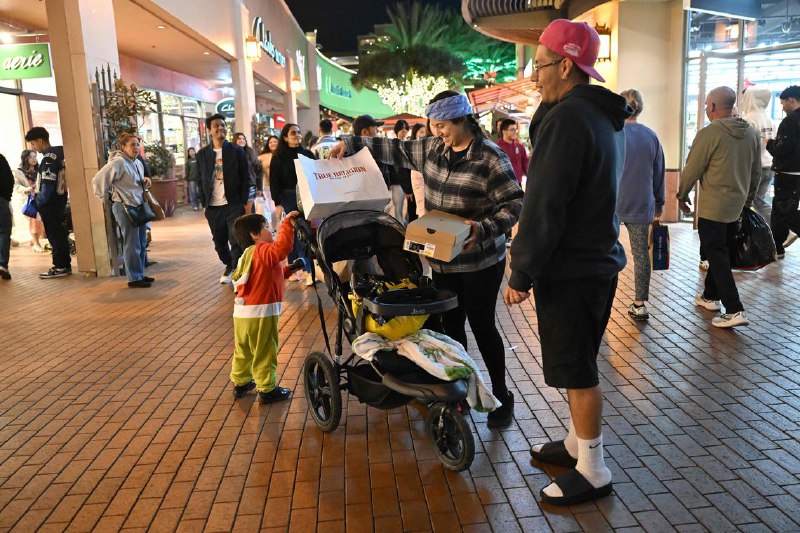 美国1月零售销售表现远不及预期 降幅近两年来最大美国1月份零售销售降幅创近两年以来的最大，显示消费者一改去年年末积极消费的态势
