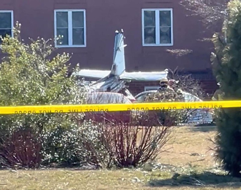 小型飞机在美国宾州坠毁 机上五人受伤一架小型飞机在美国宾夕法尼亚州兰开斯特县坠毁，导致机上五人受伤