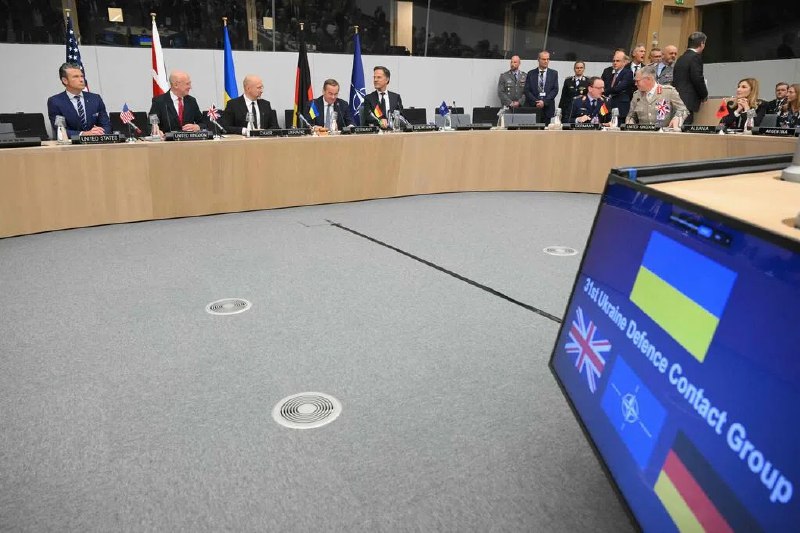 挡风玻璃破裂 美战争部长飞机在英紧急降落载有美国战争部长赫格塞斯的飞机因挡风玻璃破裂，星期三（10月15日）晚在英国一处机场紧急降落