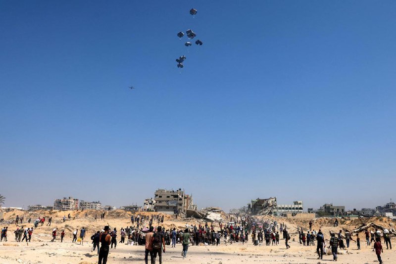 约旦阿联酋向加沙空投逾20公吨援助物资以色列允许更多援助进入加沙地带后，约旦和阿拉伯联合酋长国向加沙空投20多吨人道主义援助物资