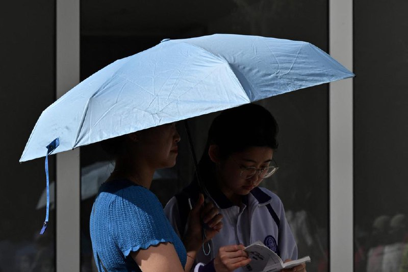 下午察：“妈妈岗”到底是福还是祸？中国湖北宣布在全省推行“妈妈岗”就业模式后，这个为育儿期女性提供的灵活就业岗位再次成为舆论焦点，也引发不少质疑：这样的岗位，真能减轻妈妈们的育儿与就业压力，还是换种方式加固了性别角色的边界？湖北省人社厅、省总工会、省妇联是在5月28日联合印发《关于推行“妈妈岗”就业模式促进妇女就业的通知》，把“妈妈岗”推上热搜