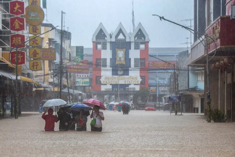 泰国暴雨导致上千名旅客滞留合艾市机场和酒店泰国暴雨引发洪灾，当地共有10府受灾，其中宋卡府合艾市灾情严重，上千名旅客滞留在机场和酒店