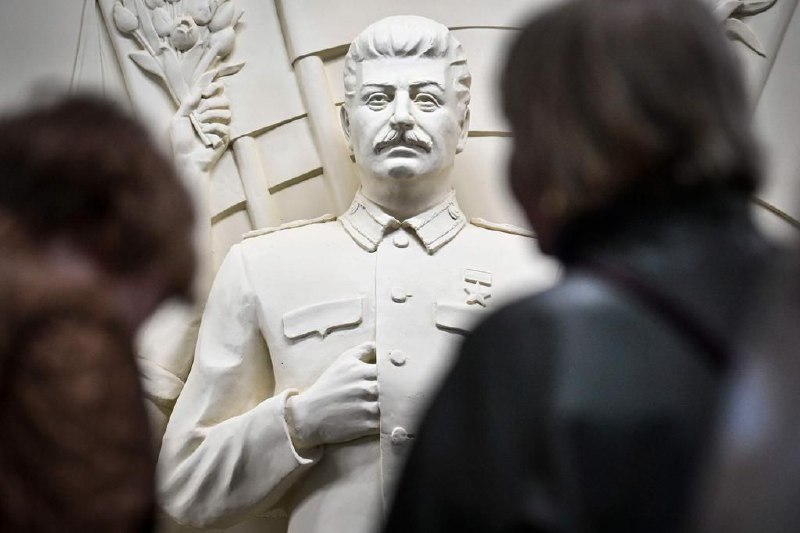 前苏联独裁者斯大林大型浮雕  莫斯科市中心重现普京政府周四在莫斯科的一个中央地铁站内揭幕了一幅前苏联最高领袖斯大林的大型浮雕