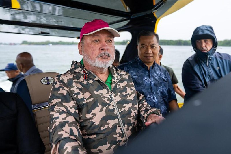 马国元首开快艇巡视柔佛海域马来西亚国家元首苏丹依布拉欣星期六（9月13日）驾驶快艇，巡视柔佛海域情况