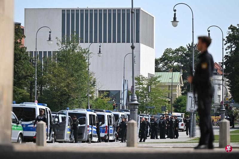 以驻慕尼黑领事馆附近爆枪战 18岁枪手被警方击毙德国警方星期四（9月5日）在慕尼黑的以色列领事馆和纳粹历史博物馆附近同一名枪手驳火后，将他击毙