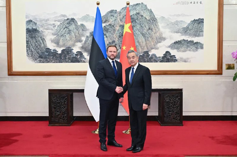 王毅：中国愿同欧盟商签自贸协定中国外长王毅星期二（11月4日）在北京同波罗的海国家爱沙尼亚外长查赫克纳举行会谈，强调中欧制度不同并不意味着要成为对手，并表示北京愿同欧盟商签自贸协定，推动共建“一带一路”同“全球门户”计划对接，共同致力于改革完善全球治理体系