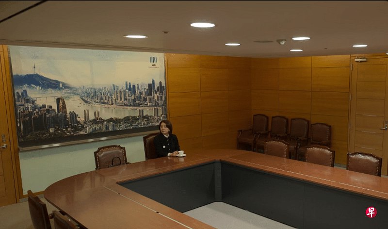 热门韩剧被指剧中风景画“用重庆冒充首尔”热门韩剧《造后者》中的一幅风景画被指实际取景地是重庆，却被剧组当作首尔展示，引来中国网民调侃“用重庆冒充首尔”，批评剧组制作不严谨