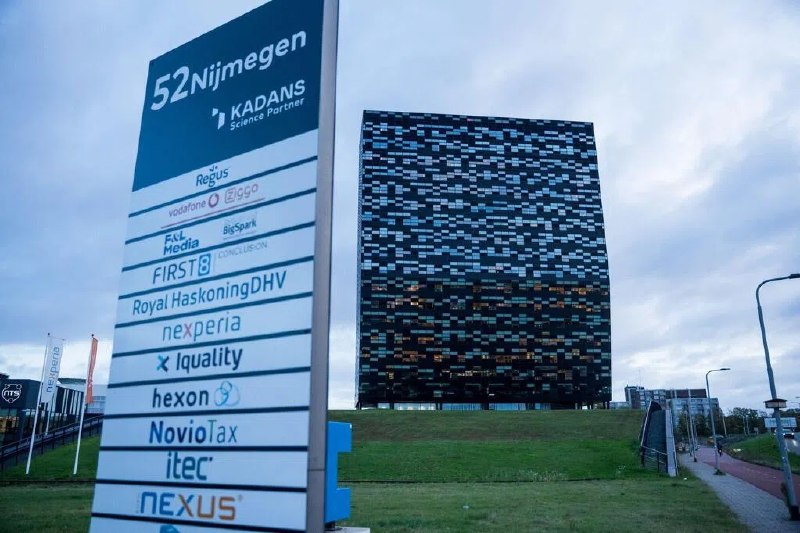 消息：美国将宣布安世半导体中国工厂恢复出货路透社星期五（10月31日）引述一名知情人士的消息称，美国白宫计划宣布荷兰晶片制造商安世半导体在中国的工厂将恢复出货