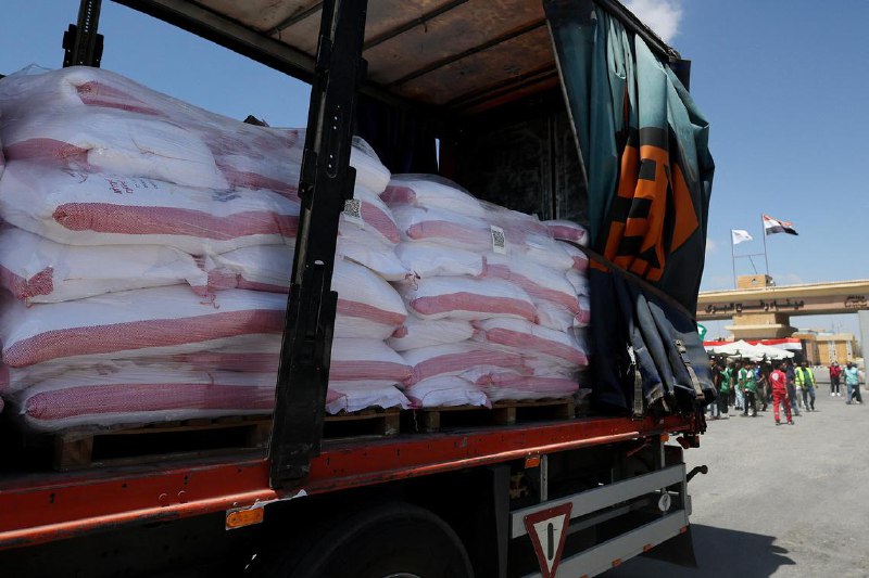 因以色列阻拦 加沙物资运输车辆折返埃及以色列多方阻挠运输加沙地带援助物资的车辆进入，物资运送卡车折返距离加沙边境仅几米之遥的埃及边境区域