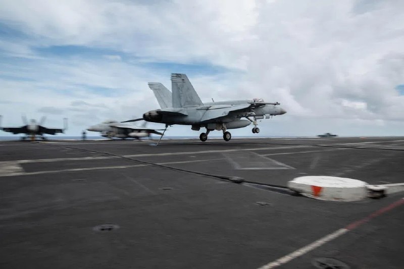 美媒：两驾美军战机飞入委内瑞拉领空美国媒体称，两架美军F-18战机星期二（12月9日）中午进入委内瑞拉领空，并在委内瑞拉领空内停留了至少40分钟