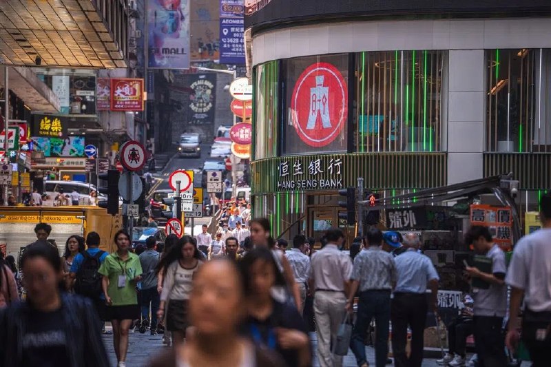 港财政司长：汇丰誓言私有化恒生银行后不会裁员香港财政司司长陈茂波称，汇丰控股誓言在私有化香港恒生银行后，将在未来几年投资数十亿美元（1美元约等于1.29新元），并且不会开展任何裁员行动