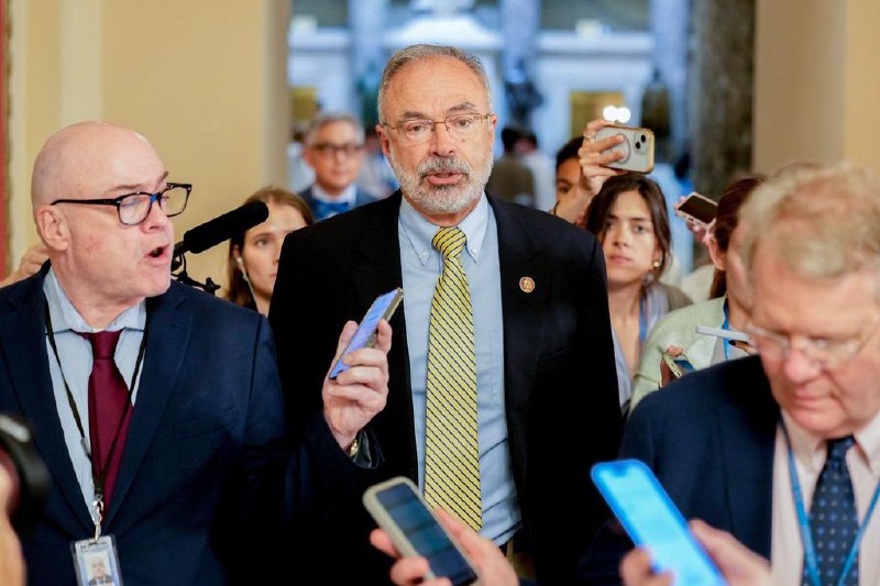 税改法案在众议院遭遇阻力 特朗普会见共和党强硬派美国总统特朗普在白宫与一批威胁要阻挠税改案通过的保守派议员会面，一些议员对法案能否在7月4日前表决通过表示怀疑