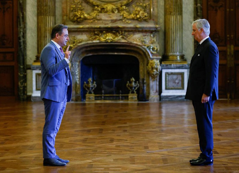 比利时新首相德韦弗宣誓就职比利时五党经过数月谈判后终于组建新政府，新弗拉芒联盟党魁德韦弗宣誓就任首相