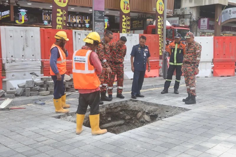 去年地陷夺命地点附近 吉隆坡又地陷马来西亚首都吉隆坡市中心印度回教堂路星期一（11月10日）再次地陷