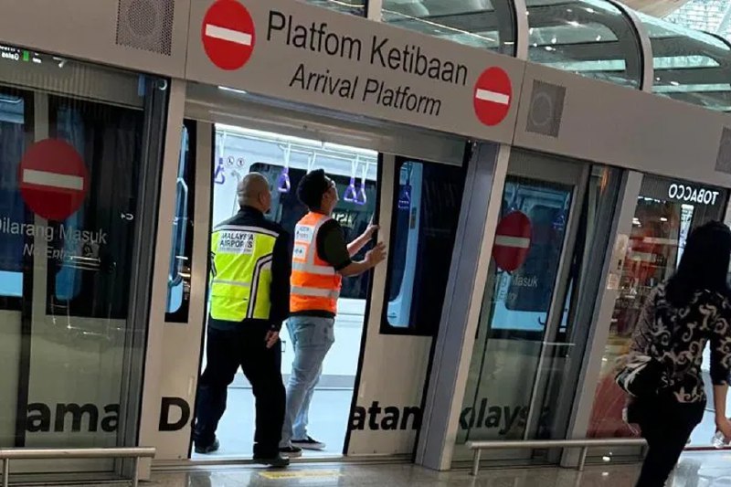 吉隆坡机场接驳电车因暴雨积水停运 现已恢复马来西亚吉隆坡国际机场的电车接驳服务星期五（7月4日）因大雨导致隧道积水而短暂停运