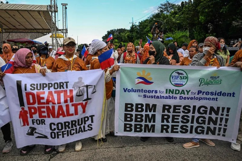 菲防洪贪腐案 小马可斯：七名嫌犯被拘其余人仍在逃菲律宾总统小马可斯说，七名与防洪基础设施项目贪腐案有关的嫌疑人已被拘留，当局正在全力追捕其余在逃人员