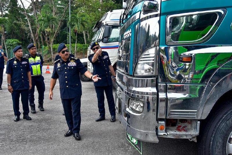 马国严打无照驾驶商用车辆外国司机马来西亚政府宣布，即日起加强取缔雇用没有职业驾照的外国司机驾驶商用车辆的公司，包括充公相关车辆