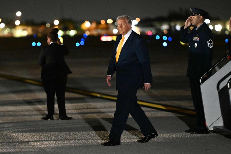 特朗普：豁免智能手机等电子产品关税是暂时措施美国总统特朗普暗示，对智能手机和电脑等电子产品的关税豁免是暂时性的，他将对这些产品及其他技术的内存晶片征收新的关税