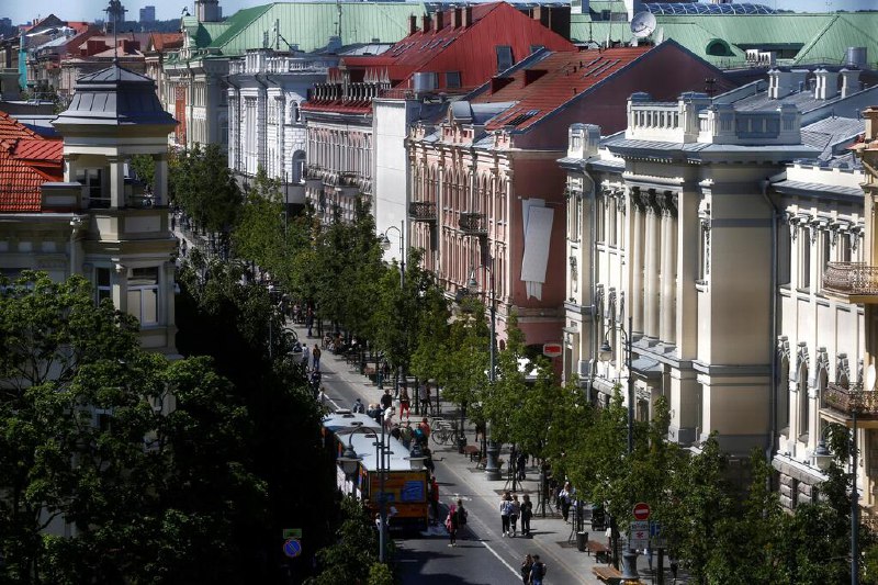 气球走私香烟扰乱航班 立陶宛机场短暂关闭立陶宛官员星期天（10月5日）说，立陶宛维尔纽斯机场已恢复空中交通