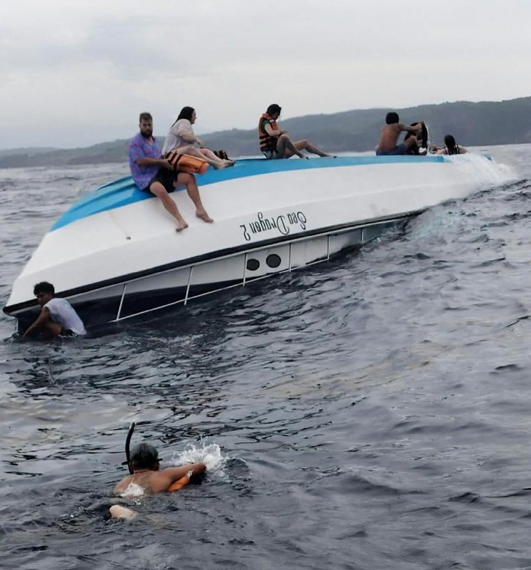 印尼峇厘岛附近船只倾覆 一名游客死亡一艘载有16人的船只在印度尼西亚度假岛屿峇厘岛附近的海中倾覆，造成一名澳大利亚女游客死亡，至少一人受伤