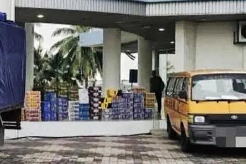 用校车运载逃税酒 马国巴生港口水警扣一男马来西亚一名男子试图使用一辆校车由停车场运载违禁酒精饮料，诡计曝光后被警方逮捕