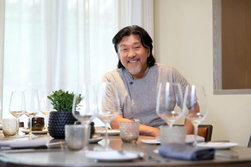 【APEC花絮】美国韩裔名厨李爱德华为APEC峰会晚宴操刀美国韩裔名厨李爱德华（Edward Lee，本名李均）亲自为韩国总统李在明招待亚太经济合作组织（APEC）峰会与会领导人的晚宴操刀